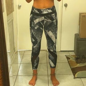 Lululemon Wunder Under Luxtreme Crops - Size 6